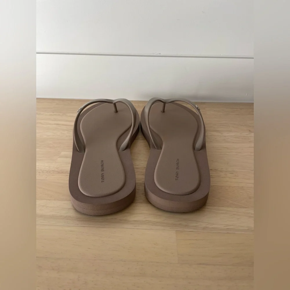 NWT Tory Burch Kira Padded Flip Flop - Color:
Mountain Gray / Silver, Size 8 - Picture 5 of 11